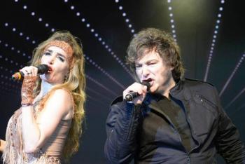 Javier Milei canta con F&aacute;tima Fl&oacute;rez en Mar del Plata y desata cr&iacute;ticas en medio de incendios en la Patagonia