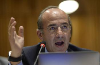 Estudiantes increpan a Felipe Calder&oacute;n durante conferencia en Par&iacute;s