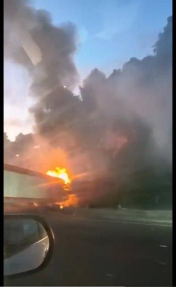 Tr&aacute;iler se incendia tras accidente en la autopista M&eacute;xico–Toluca y provoca caos vial hacia CDMX