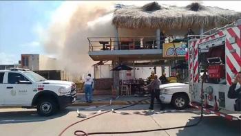 Incendian restaurante en Veracruz tras ataque con bombas molotov y narcomanta