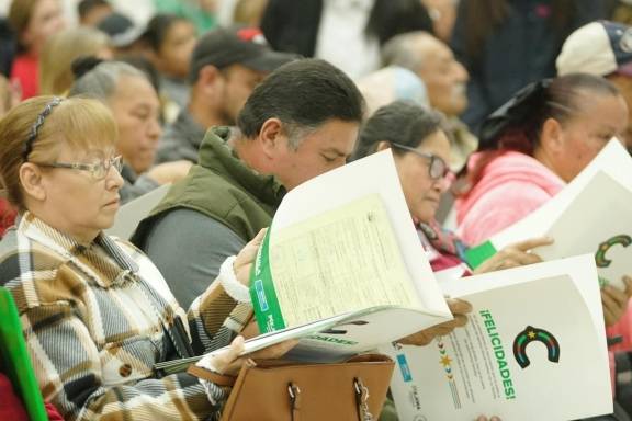 Entregan escrituras y obras sociales en Ezequiel Montes