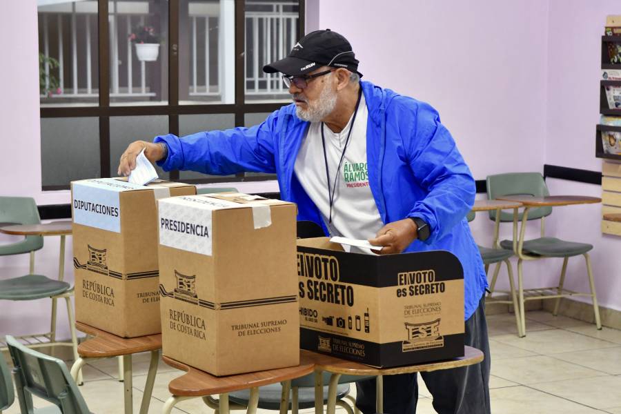 Costa Rica vota para presidente con una favorita de línea dura contra violencia del narco