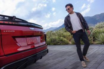 Checo P&eacute;rez pone a prueba la nueva Cadillac Lyriq-V, la SUV el&eacute;ctrica m&aacute;s r&aacute;pida en la historia de la marca