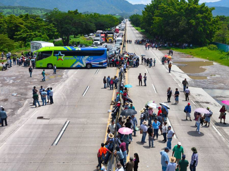 Bloquean la Autopista del Sol ante rechazo al ingreso de autodefensas