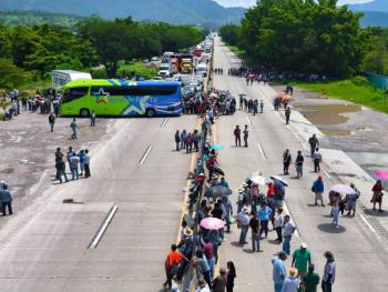 Bloquean la Autopista del Sol ante rechazo al ingreso de autodefensas