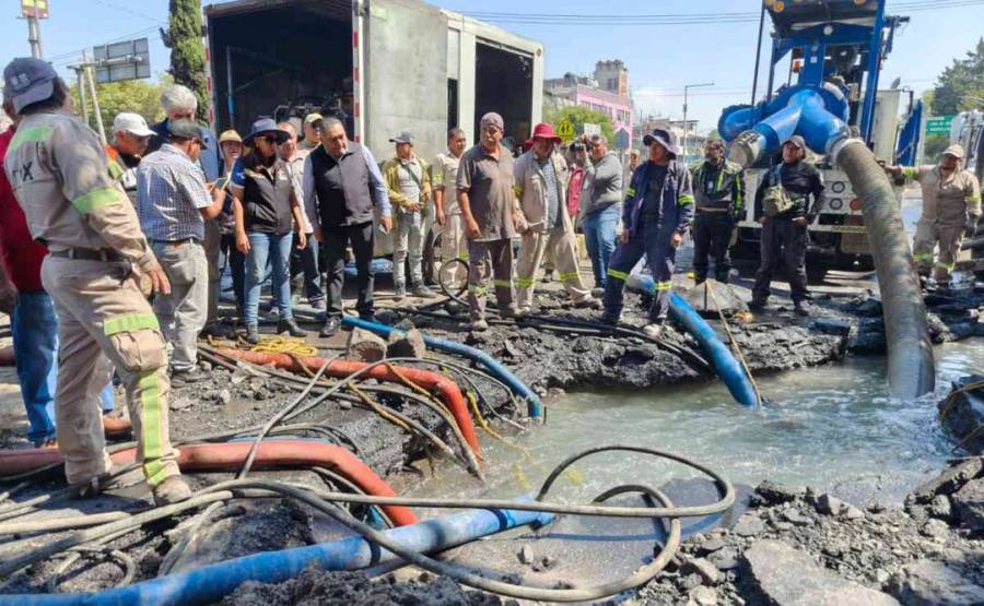 Megafuga de agua inunda vialidades en colonia Granjas Valle de Guadalupe, Ecatepec