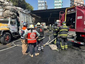 Incendio en dep&oacute;sito de basura en Azcapotzalco provoca afectaciones en 14 bodegas