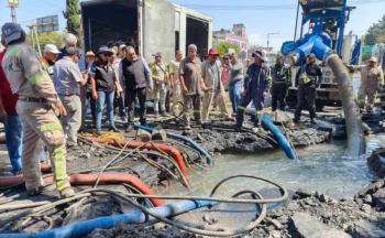 Megafuga de agua inunda vialidades en colonia Granjas Valle de Guadalupe, Ecatepec