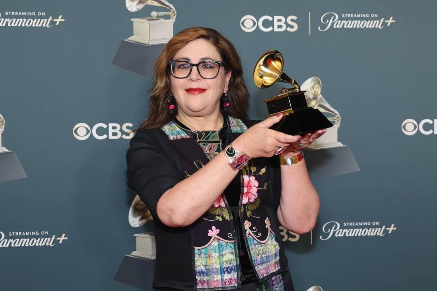 Maestra de la UNAM hace historia en los Grammy 2026 con tres galardones