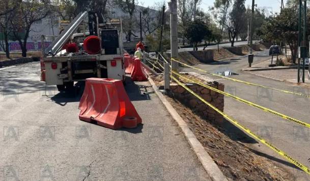 Instalan barra de contenci&oacute;n tras accidentes en desnivel de Los Sauces
