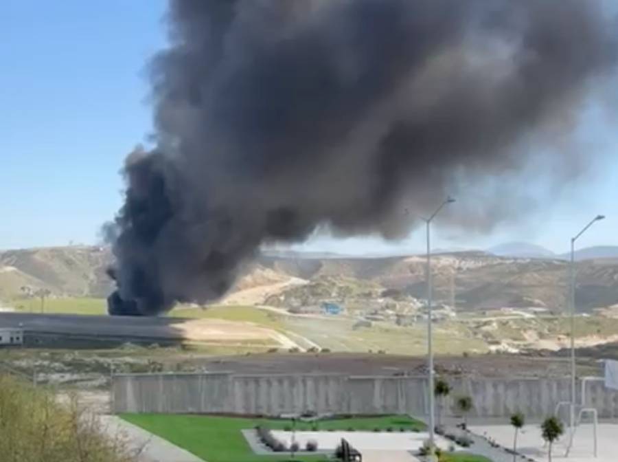 Explosión en ductos de Pemex provoca incendio y evacuaciones en Playas de Rosarito