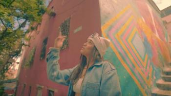 Lalywood estrena “Bluejeaneo”, un perreo alternativo que celebra la ovulaci&oacute;n