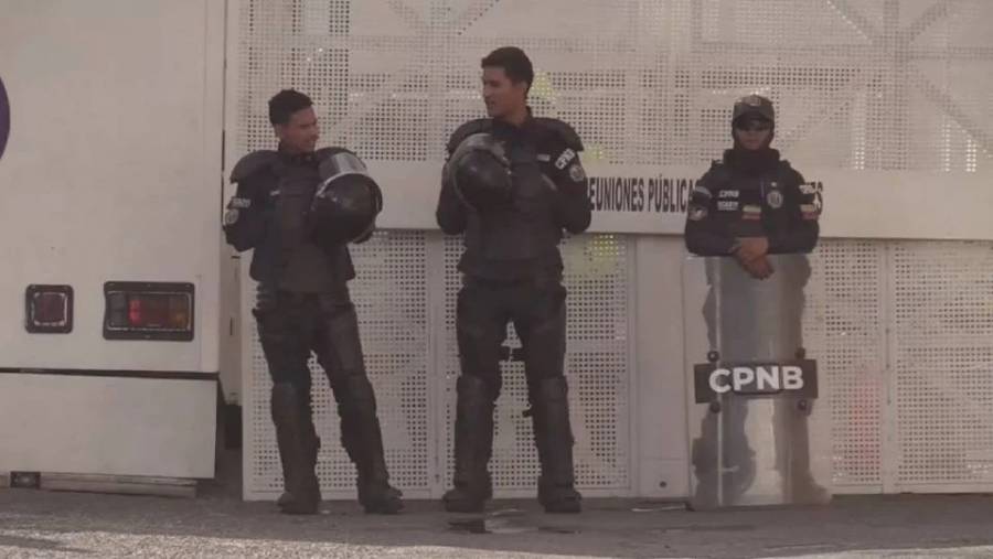 Familiares de presos políticos en Venezuela califican como “show” visita de Jorge Rodríguez a cárcel en Caracas