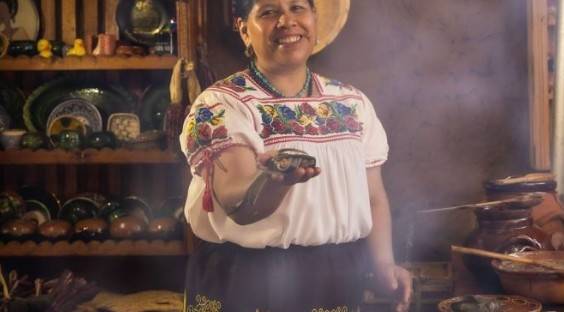 Michoac&aacute;n celebra inclusi&oacute;n de cinco restaurantes en Gu&iacute;a M&eacute;xico Gastron&oacute;mico 2026 y reconoce a promotora de cocina tradicional