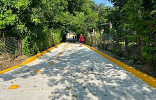 SIC invierte un mill&oacute;n de pesos en pavimentaci&oacute;n de calle principal en Reyes, San Pedro Pochutla