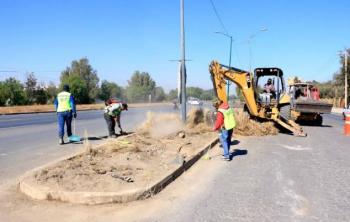 Avanza limpieza integral de laterales de la carretera 57 en Villa de Pozos
