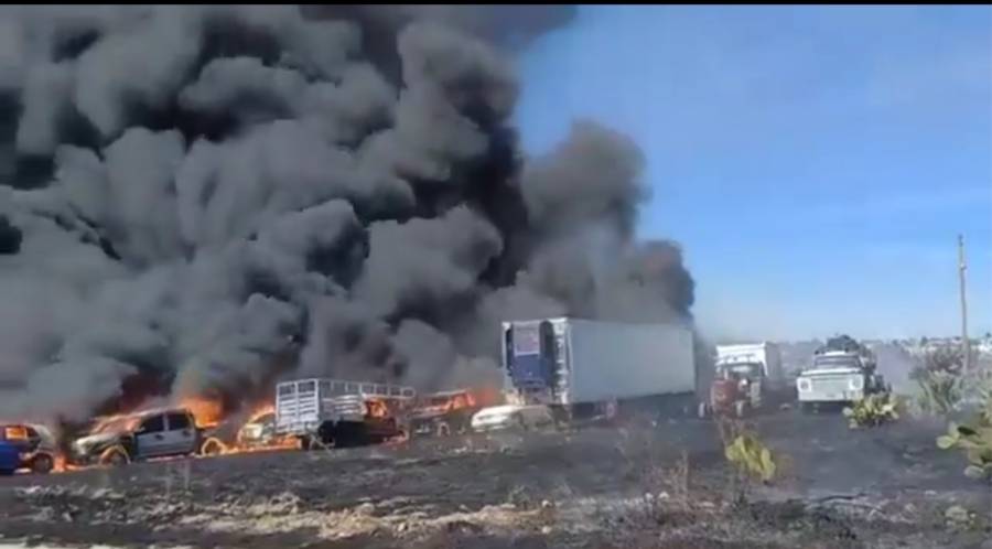 Incendio en corral&oacute;n de la Fiscal&iacute;a en Tlaxcala deja cerca de 200 veh&iacute;culos calcinados