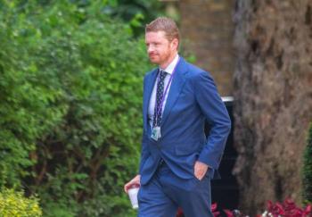 Renuncia el jefe de gabinete de primer ministro brit&aacute;nico por v&iacute;nculos de exembajador con Epstein