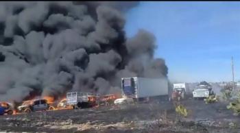 Incendio en corral&oacute;n de la Fiscal&iacute;a en Tlaxcala deja cerca de 200 veh&iacute;culos calcinados