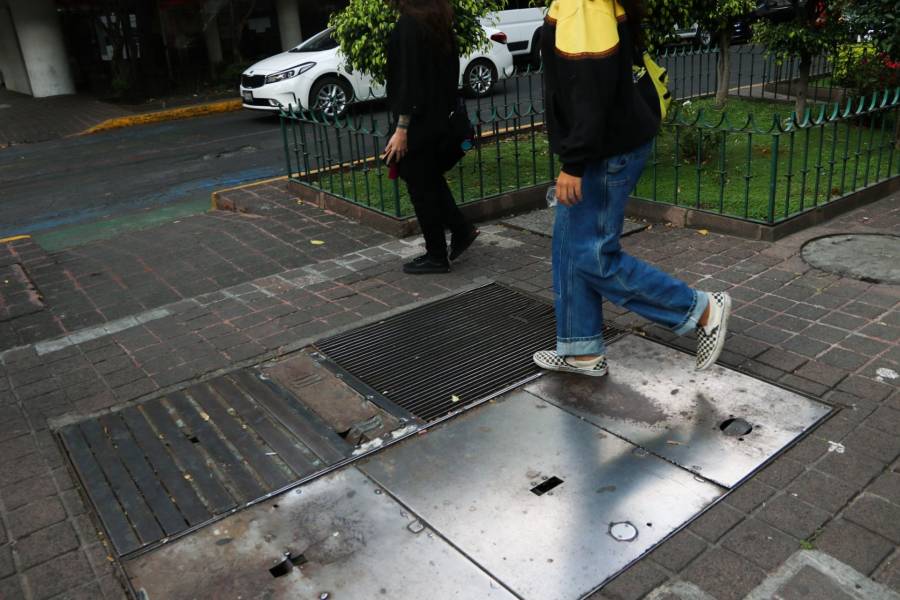 Calles y banquetas de la CDMX, un riesgo por coladeras y registros deteriorados