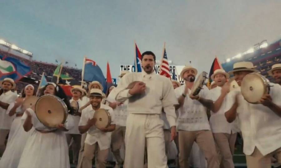 Bad Bunny politiza con otra visión de “América” en el Super Bowl; 