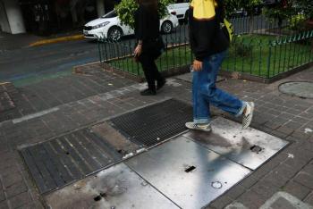 Calles y banquetas de la CDMX, un riesgo por coladeras y registros deteriorados