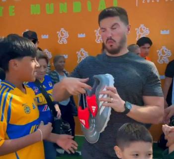 Samuel Garc&iacute;a termina descalzo en inauguraci&oacute;n de cancha 421