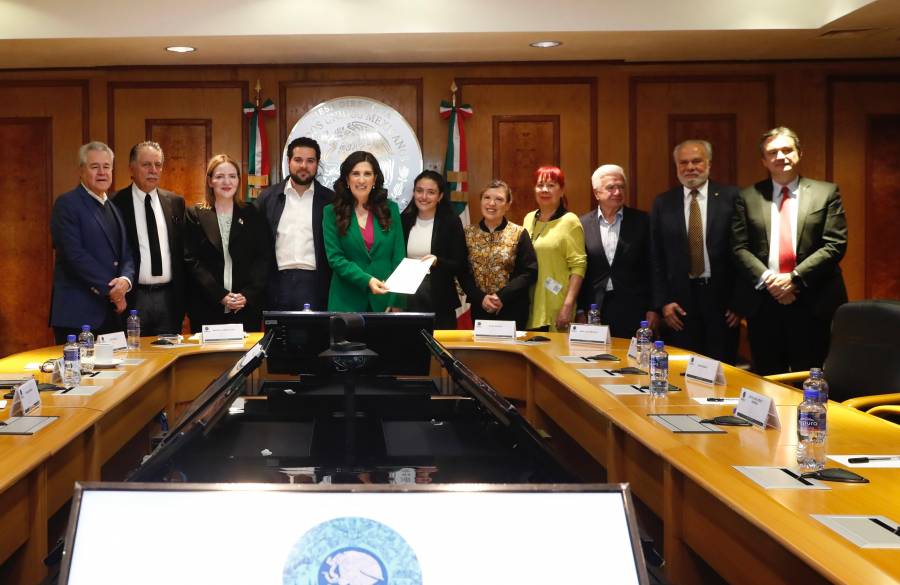 Recibe Kenia López Rabadán solicitud de Parlamento Abierto para discutir reforma político-electoral