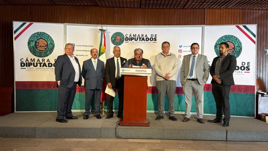 Permisionarios del AICM exigen a la Guardia Nacional frenar a taxis de aplicación; diputados de Morena los acompañan