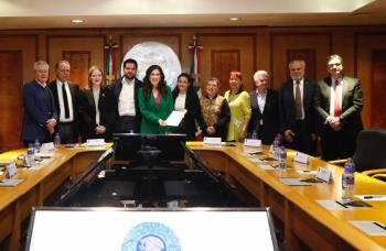 Recibe Kenia L&oacute;pez Rabad&aacute;n solicitud de Parlamento Abierto para discutir reforma pol&iacute;tico-electoral