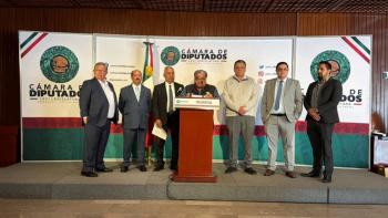 Permisionarios del AICM exigen a la Guardia Nacional frenar a taxis de aplicaci&oacute;n; diputados de Morena los acompa&ntilde;an