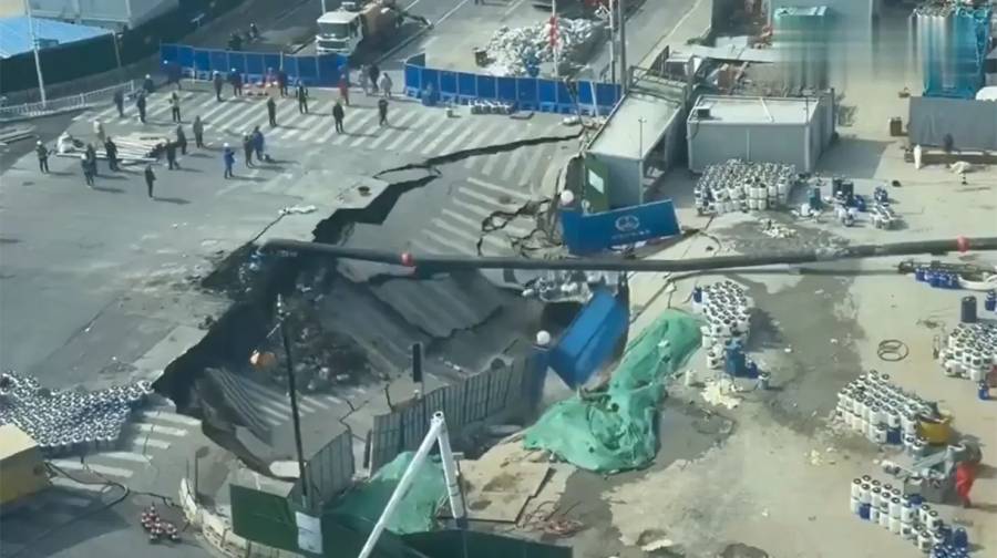 Socavón en Shanghái por desprendimiento de terreno durante obras del metro