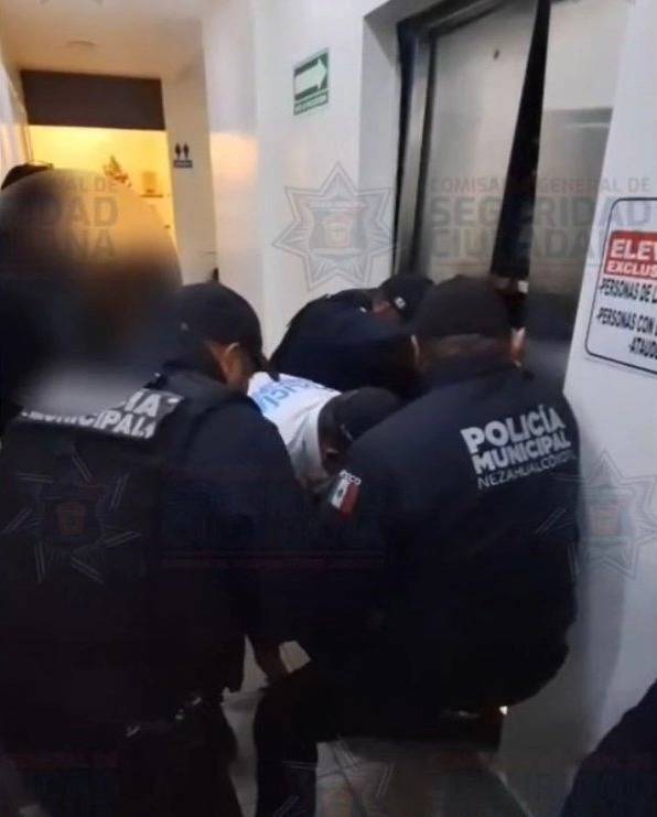 Bomberos rescatan a siete personas atrapadas en elevador de funeraria en Nezahualcóyotl