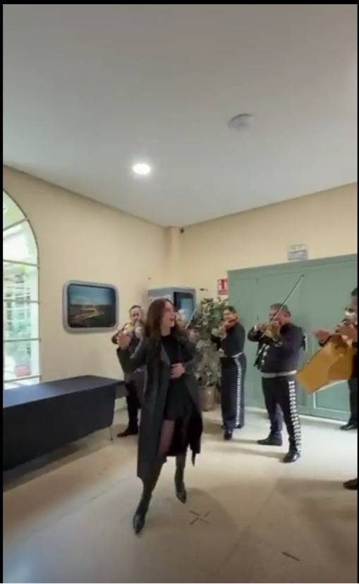 Belinda sorprende en rodaje de serie Carlota con fiesta mexicana en España