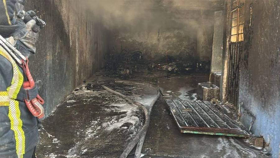 Incendio en taller mecánico de Iztapalapa deja inmueble y motocicletas consumidas