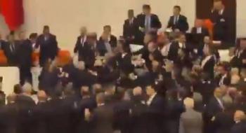 Caos en el Parlamento turco por la jura del nuevo ministro de Justicia