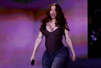 Cardi B lanza mensaje contra el ICE durante concierto en California