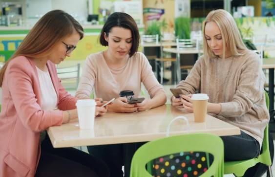 Lanzan en México la primera telefónica con enfoque en seguridad para mujeres