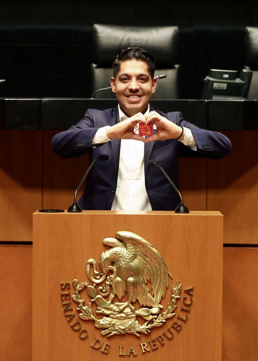 Senador Emmanuel Reyes forma corazón con preservativos y llama al autocuidado en el Día del Amor y la Amistad