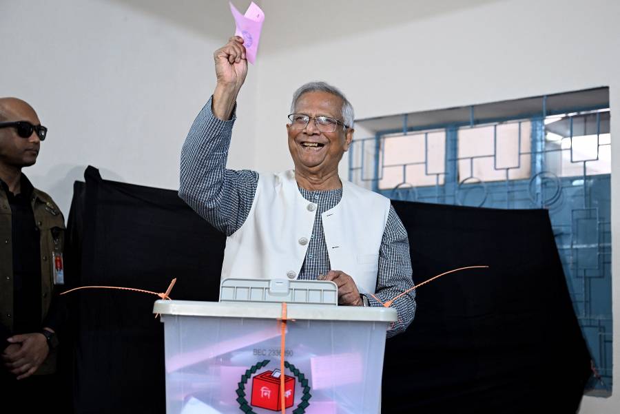 El nobel Muhammad Yunus anuncia su dimisión al mando de gobierno interino en Bangladesh