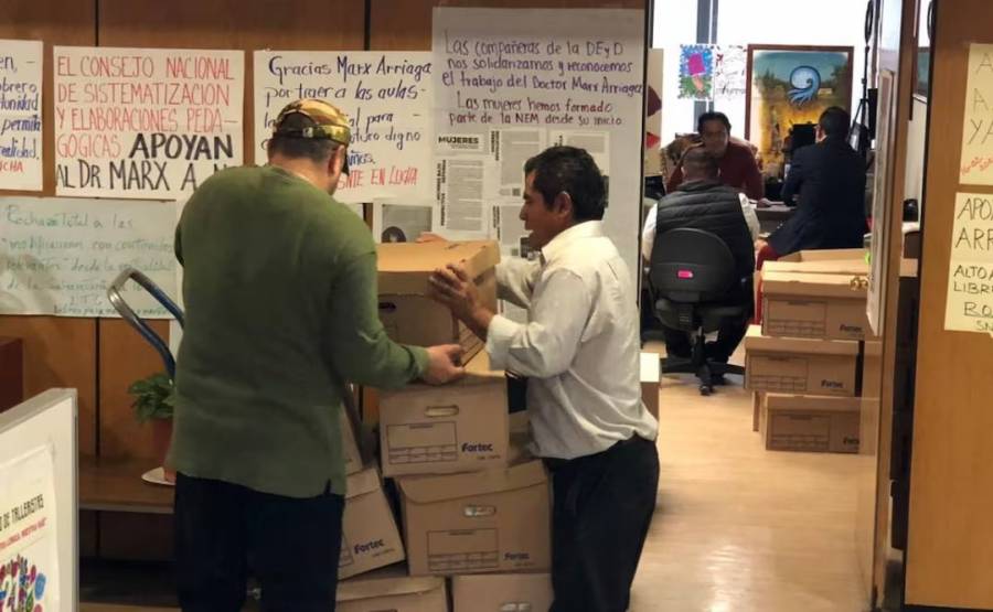 Marx Arriaga deja oficinas tras cuatro días atrincherado; SEP nombra a Nadia López García en Materiales Educativos