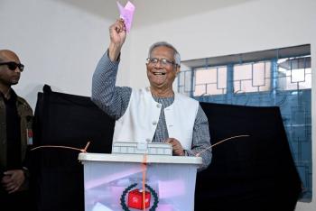 El nobel Muhammad Yunus anuncia su dimisi&oacute;n al mando de gobierno interino en Bangladesh