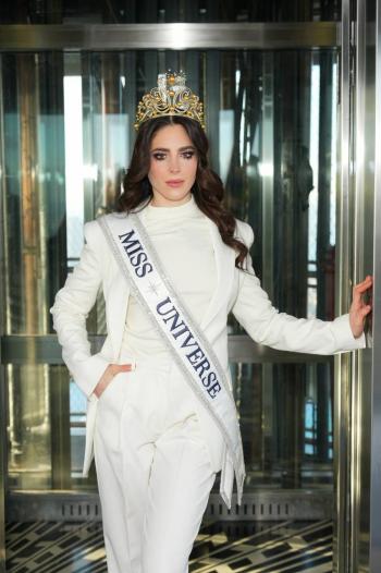 F&aacute;tima Bosch se desvanece durante desfile en Ambato, Ecuador
