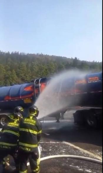 Fuga de combustible en pipa moviliza a bomberos y Guardia Nacional en la M&eacute;xico-Toluca