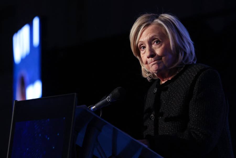 Hillary Clinton acusa a Trump de retrasar deliberadamente la liberaci&oacute;n de archivos Epstein