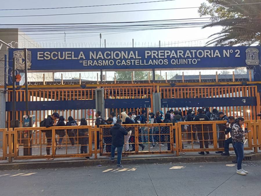Incendio en Nezahualc&oacute;yotl obliga a suspender clases en Preparatoria 2 de la UNAM