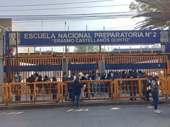 Incendio en Nezahualc&oacute;yotl obliga a suspender clases en Preparatoria 2 de la UNAM