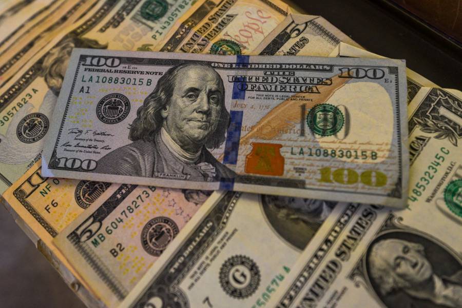 Dólar retrocede y se acerca a los 17 pesos mexicanos