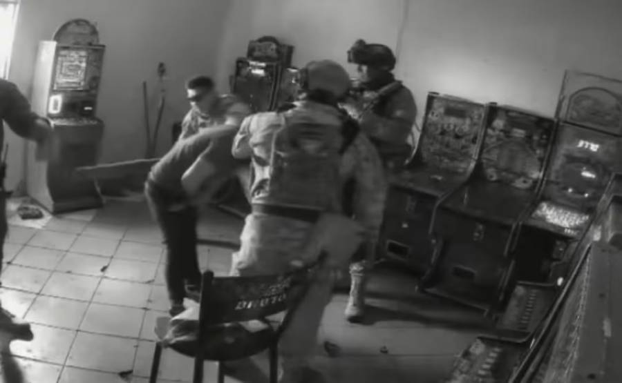 Supuestos militares golpean a joven en establecimiento de tragamonedas en Michoacán