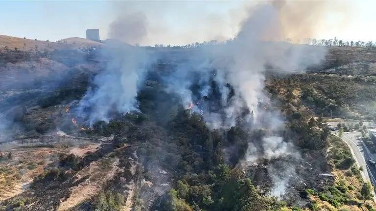 Incendio en inmediaciones de Galerías Atizapán provoca evacuación y cierre vial
